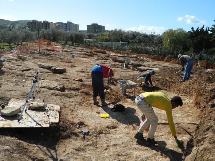 Archeologia: scoperta necropoli, migranti lavorano a scavi