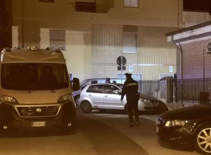 Bomba carta davanti cancello coetaneo per ragazza ‘contesa’