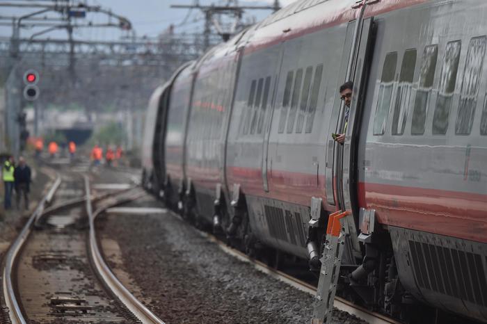 Abbracciati su binari, treno li travolge