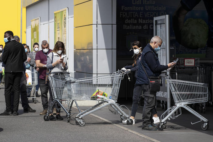 Coronavirus: in arrivo in Italia 3 milioni di mascherine. In un giorno 793 morti