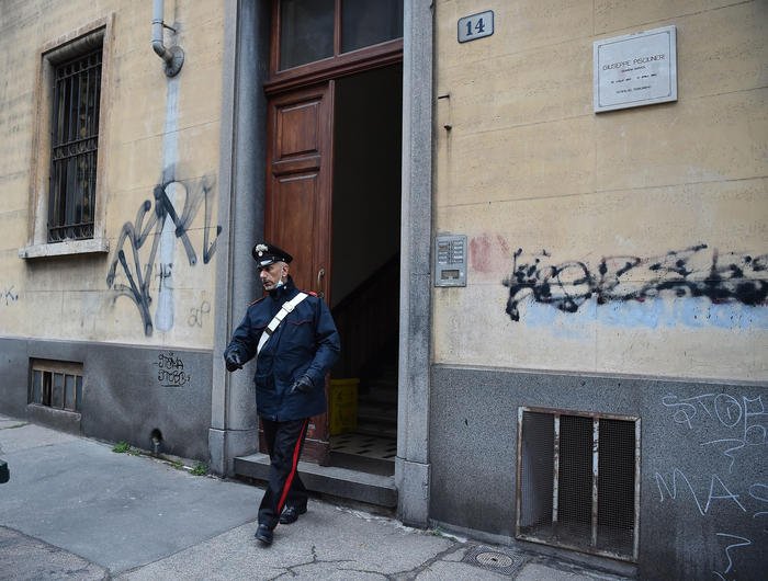 Un uomo ucciso a coltellate in casa, in carcere il figlio