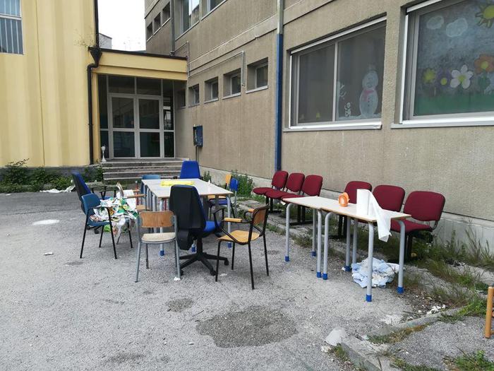 Entrano in una scuola e fanno la grigliata per Pasquetta