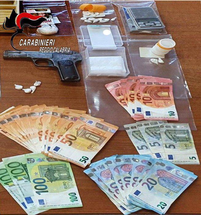 Aveva cocaina e pistola in casa,arrestato