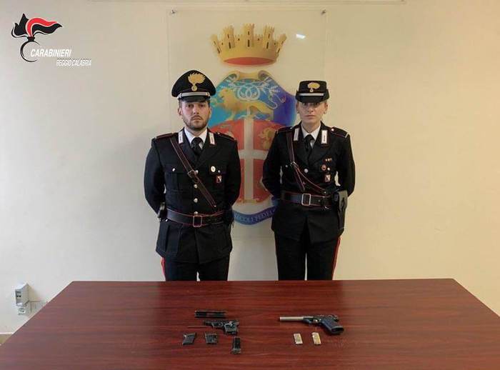 Deteneva 2 pistole e munizioni,arrestato