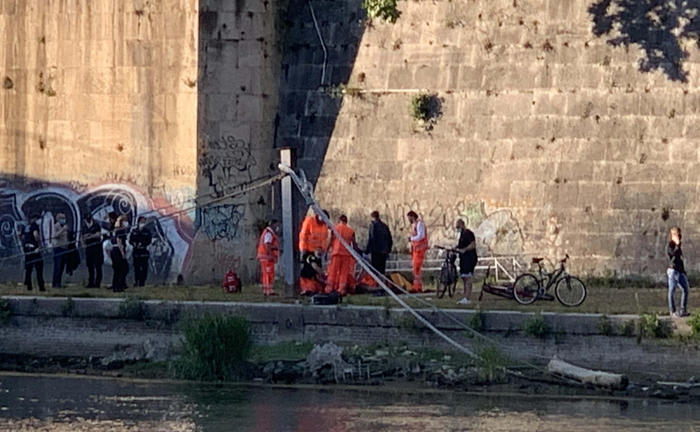 Un uomo aggredito e ucciso lungo la banchina del Tevere