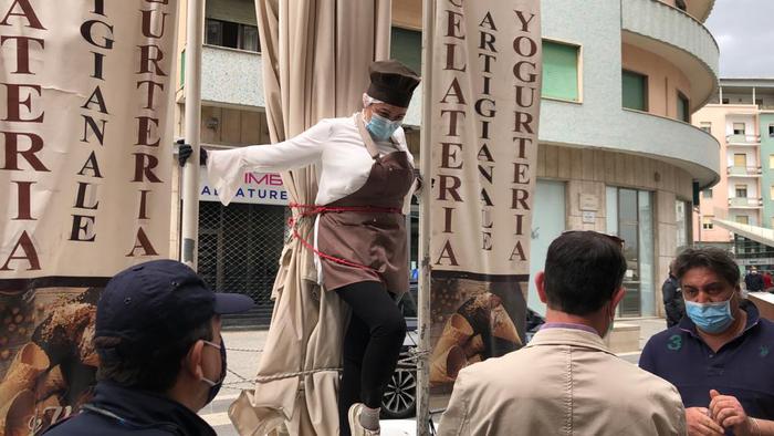 Per protesta la titolare di un bar a Cosenza,s’incatena