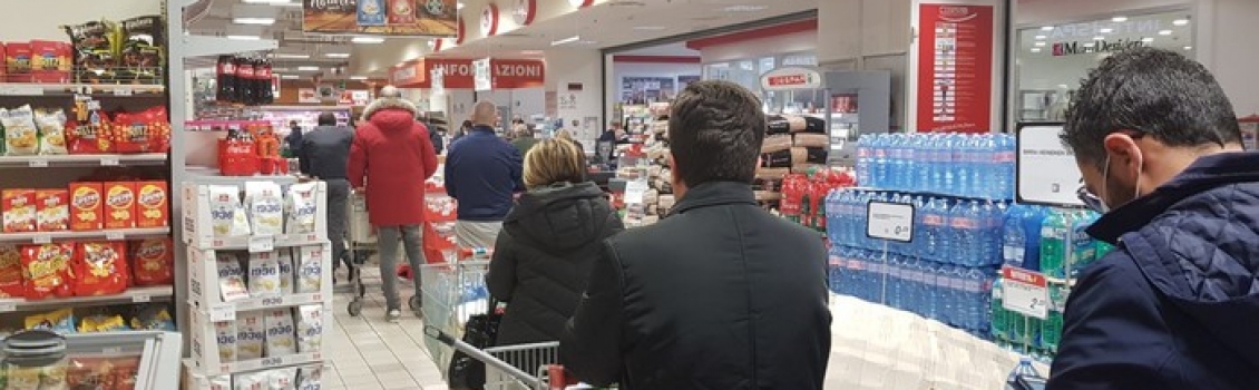 Cosenza,prime code davanti supermarket