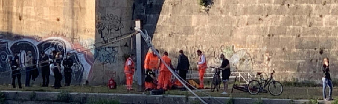 Un uomo aggredito e ucciso lungo la banchina del Tevere