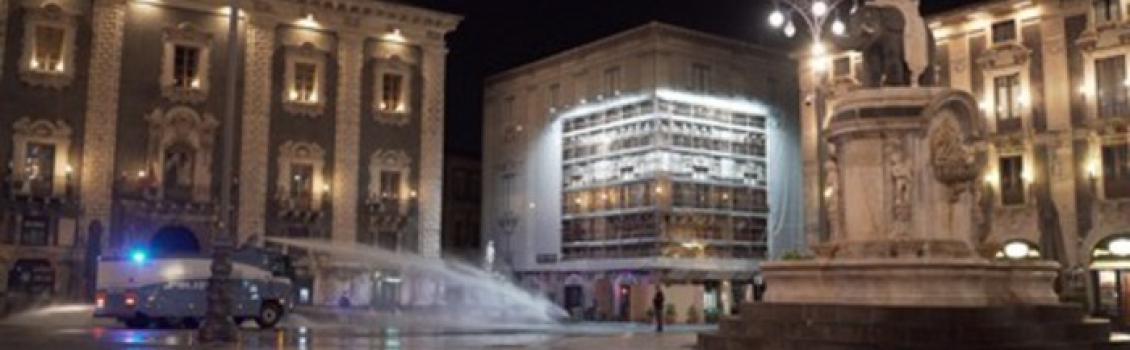 I mezzi della Polizia sanificano le strade di Catania