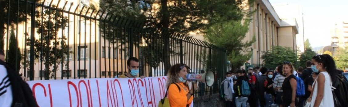 Scuola: a Cosenza azione di protesta del Fronte Gioventù Comunista