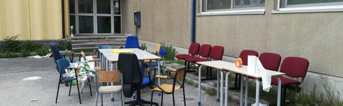 Entrano in una scuola e fanno la grigliata per Pasquetta