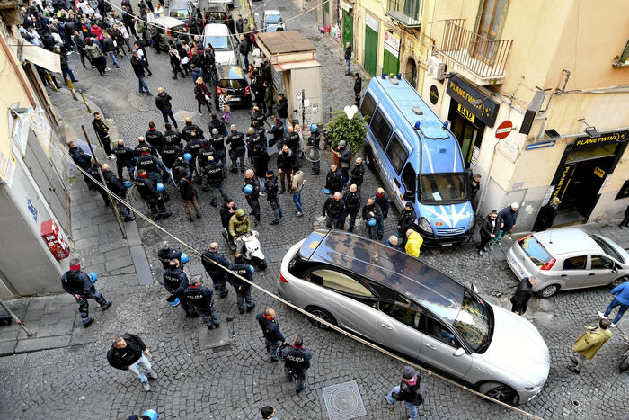 Tensioni a funerale 15enne a Napoli