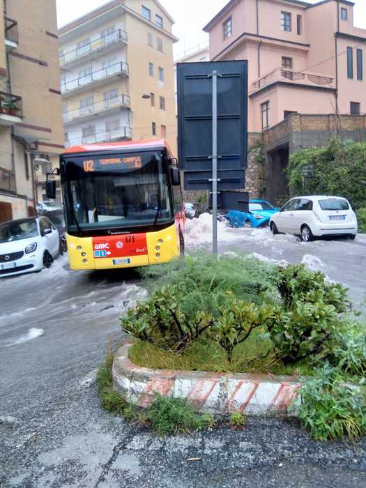 Voragine inghiotte ruota bus, no feriti